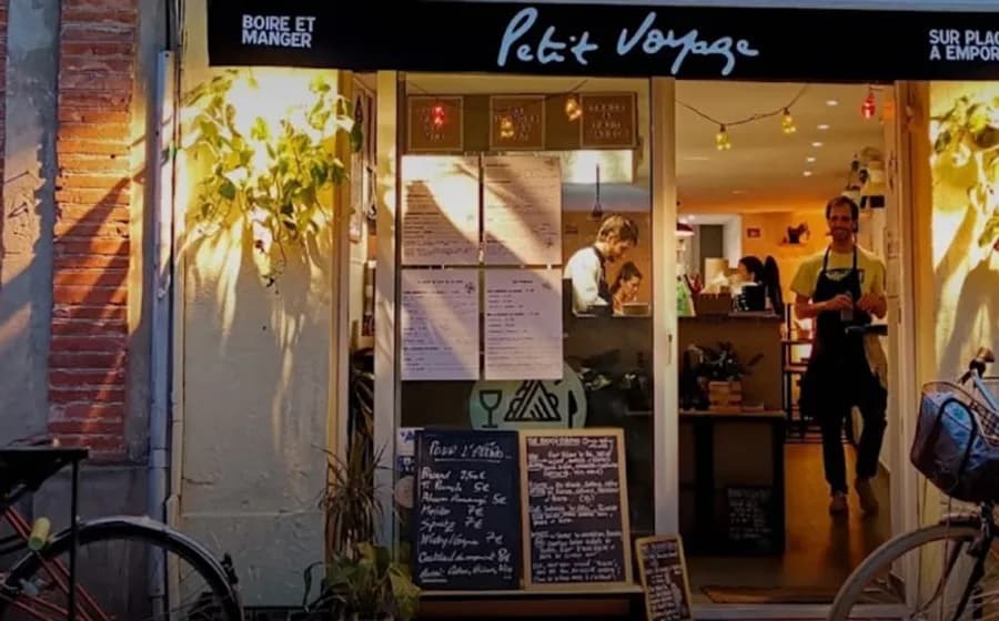 Petit bistrot éclairé en soirée