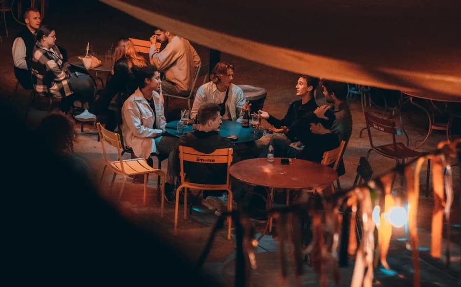 Terrasse animée de nuit
