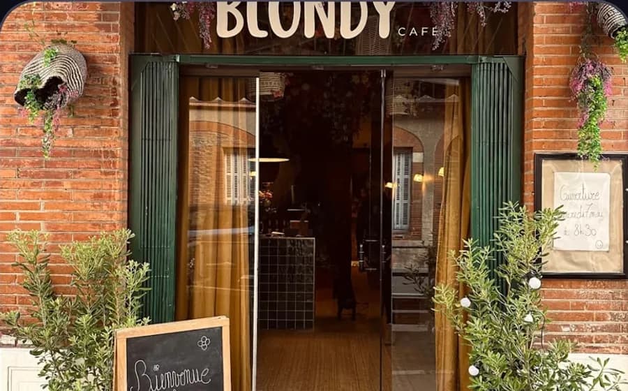 Façade d'un café en briques toulousaines
