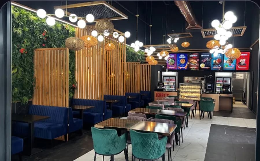 Salle de restaurant chaleureuse