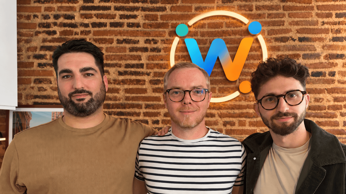Les cofondateurs de Weespoke devant le logo à Toulouse
